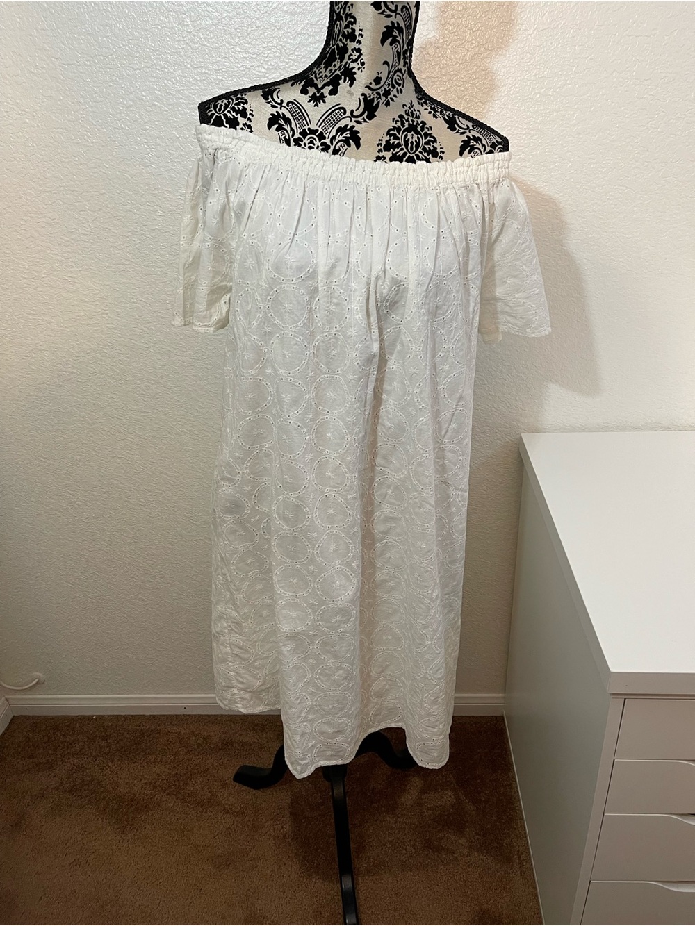 OFF-SHOULDERS EYELET DESIGN WHITE DRESS